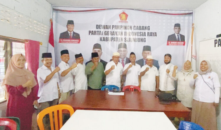 MENANGKAN PRABOWO— Pernyataan sikap pengurus DPC Partai Gerindra Sijunjung untuk memenangkan Prabowo Subianto sebagai Presiden 2024, Gerindra dalam Pileg dan Andre Rosiade untuk Pilgub Sumbar.