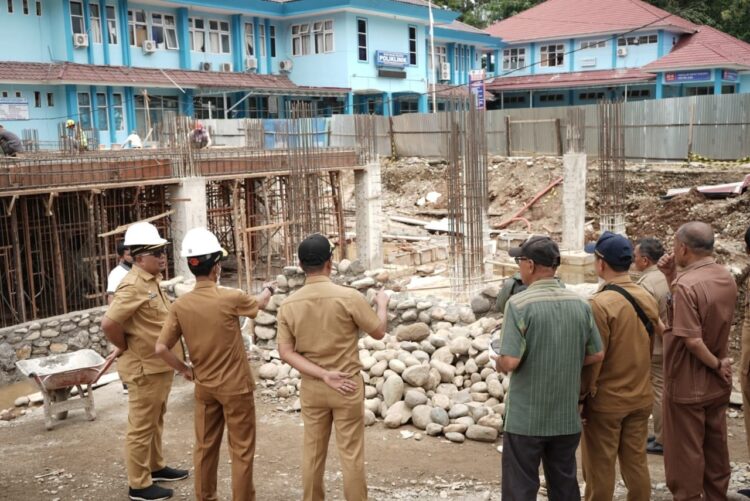 ARAHAN—Bupati Solok Selatan Khairunas saat kunjungi salahsatu proyek pembangunan berikan arahan.