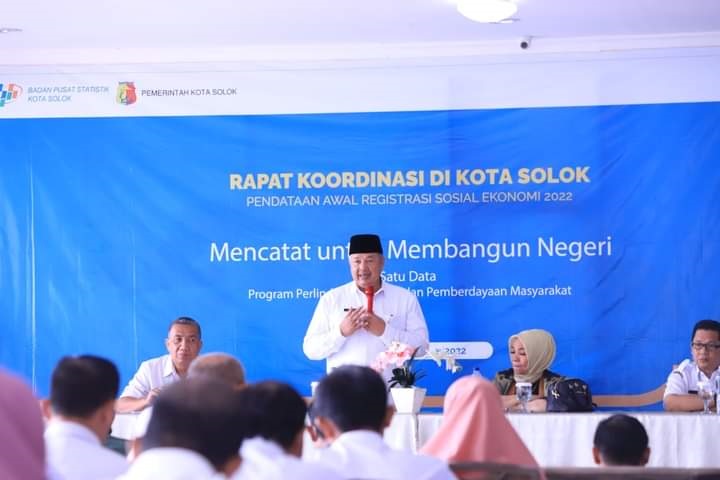 ARAHAN—Wali Kota Solok, Zul Elfian saat memberikan arahan saat rapat membicarakan persoalan yang dihadapai saat ini.
