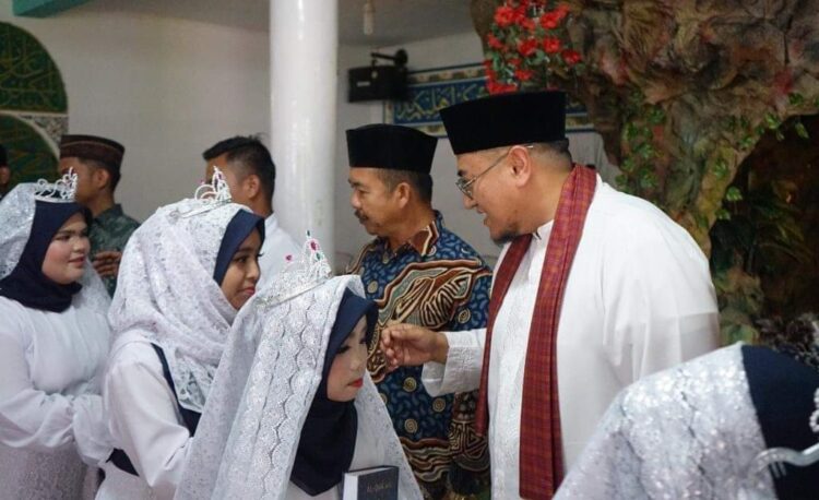 PESERTA KHATAM—Wabup Tanahdatar  Richi Aprian salami peserta khatam.