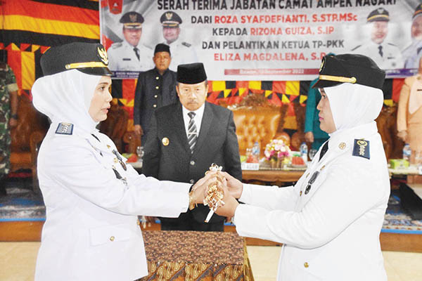 SERTIJAB— Sertijab Camat Ampek Nagari dari Roza Syafdefianti kepada Rizona Guiza yang dipimpin oleh Bupati Agam Andri Warman di Aula Kantor Wali Nagari Bawan, Senin (12/9).