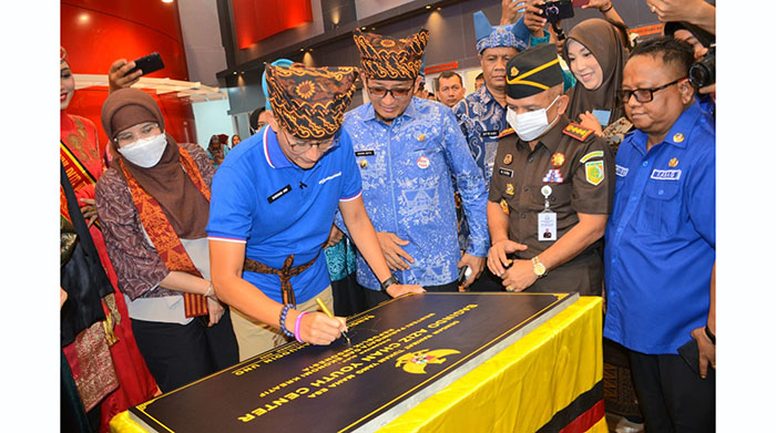 PERESMIAN— Menparekraf Sandiaga Salahuddin Uno didampingi Wali Kota Padang Hendri Septa menandatangani prasasti peresmian Gedung Bagindo 
Aziz Chan Youth Center.