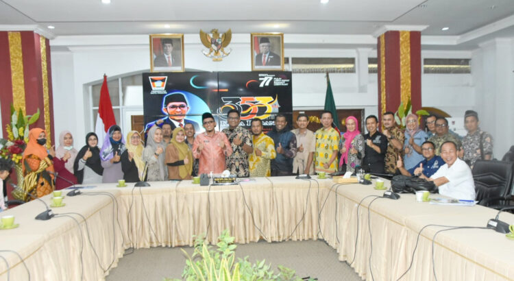 Wako Hendri Septa Janji Perjuangkan Nasib Guru Honorer, Ketua FGLPG: Alhamdulilah, Terima Kasih Pak Wali Kota 1 AUDIENSI— Forum Guru Lulus Passing Grade (FGLPG) bersama Wali Kota Padang, Hendri Septa melakukan audiensi.