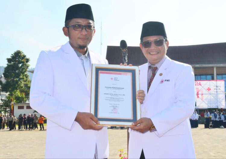 TERIMA PENGHARGAAN— Wali Kota Padang Hendri Septa menerima penghargaan Lencana Jasa Pratama dari Ketua PMI Kota Padang Zulhardi Z Latif.