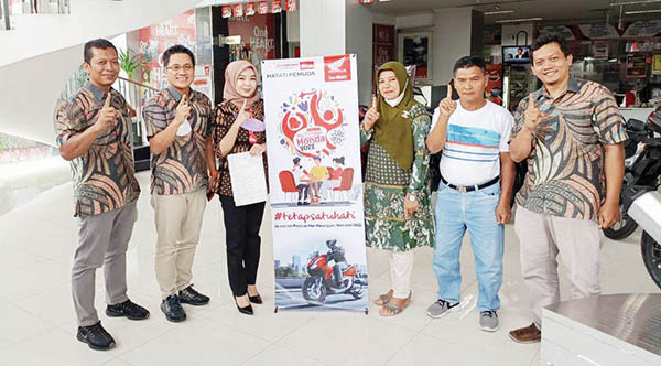 Hari Pelanggan Nasional, Manajemen Honda Hayati Layani Langsung Konsumen 1 LAYANI KONSUMEN— Jajaran manajemen PT. HPM ikut melayani konsumen yang datang ke dealer dan AHASS sebagai bagian dari memeriahkan Hari Pelanggan Nasional.