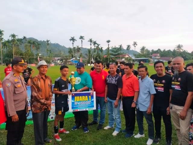 Harumkan Nama Daerah dengan Olahraga 1 SERAHKAN—Bupati Suhatri Bur saat serahkan hadiah kepada pemenang dalam acara penutupan.