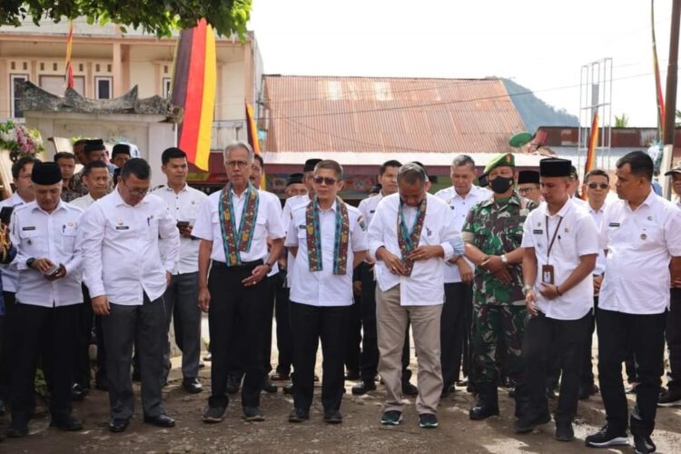 Heru Masuk Nominasi 6 Besar Camat Berprestasi 1 PENILAIAN—Masuk nominasi 6 besar camat berprestasi tingkat Sumatera Barat, Tim Penilai melakukan verifikasi ke Kecamatan Salimpaung.