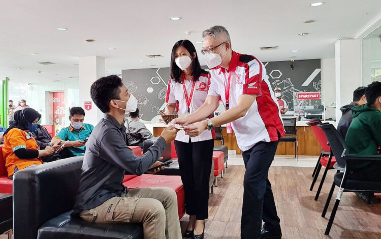 BERIKAN LAYANAN— Manajemen Astra Motor memberikan layanan khusus pada customer di ruang tunggu AHASS.