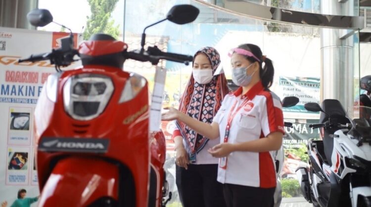 Promo September Menara Agung, Beli Honda Genio Dapat Potongan Tenor dan Cicilan 1 LAYANI KONSUMEN— Sales Marketing Menara Agung tengah melayani konsumen saat pembelian Honda Genio di showroom Jalan Veteran.