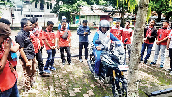 EDUKASI KESELAMATAN— Safety Riding Instructor PT.Hayati Pratama Mandiri memberikan edukasi keselamatan berkendara kepada karyawan PT.Telkom Akses Sumatera Barat, yang diikuti oleh 150 karyawan.