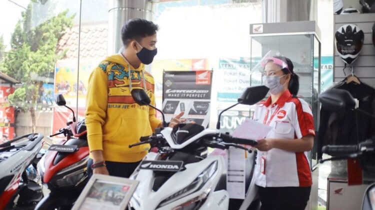 PAPARKAN FITUR— Sales mareketing PT Menara Agung memaparkan fitur dan kelebihan dari Honda Vario 125 kepada konsumen.