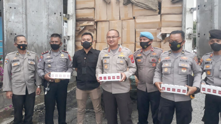 ROKOK ILEGAL— Kapolres Dharmasraya, AKBP Nurhadiansyah didampingi Kasat Reskrim, Iptu Dwi Angga Prasetyo memperlihatkan barang bukti rokok ilegal yang diamankan. 
