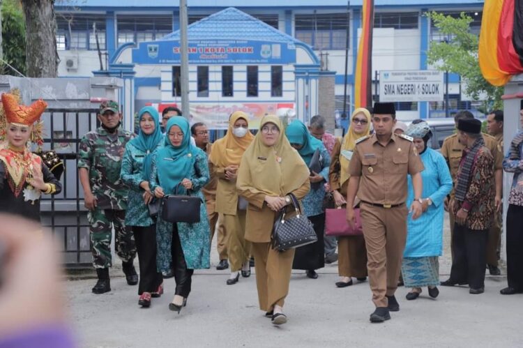 Posyandu Miliki Peran Penting, Perluas Akses Pelayanan KB dan Kendalikan Pertumbuhan Penduduk 1 SAMBUT—Tim Penilai Lomba Kader Posyandu Berprestasi Tingkat Provinsi Sumatera Barat yang dipimpin oleh Quartita Evari Hamdiana, SKM,MM ke Kota Solok disambut langsung oleh Wakil Wali Kota Solok Ramadhani Kirana Putra.
