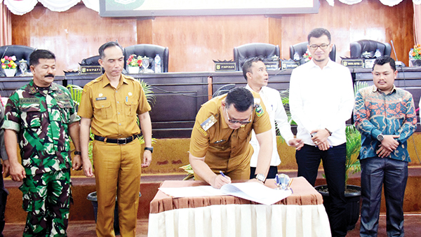 TANDATANGAN— Penandatangan Berita Acara Kesepakatan Bersama APBD Perubahan
.