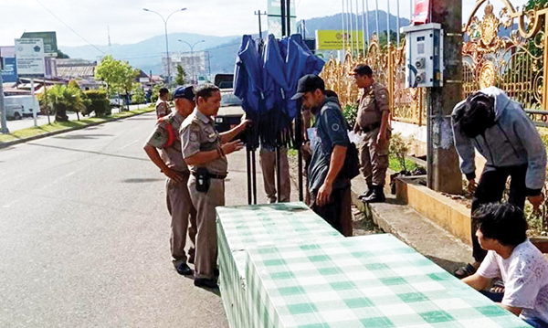 PENERTIBAN— Satpol PP kembali melakukan penertiban secara humanis kepada pedagang yang memakai fasilitas umum, seperti trotoar, badan jalan untuk berjualan di sejumlah titik di Kota Padang, Kamis (8/9).