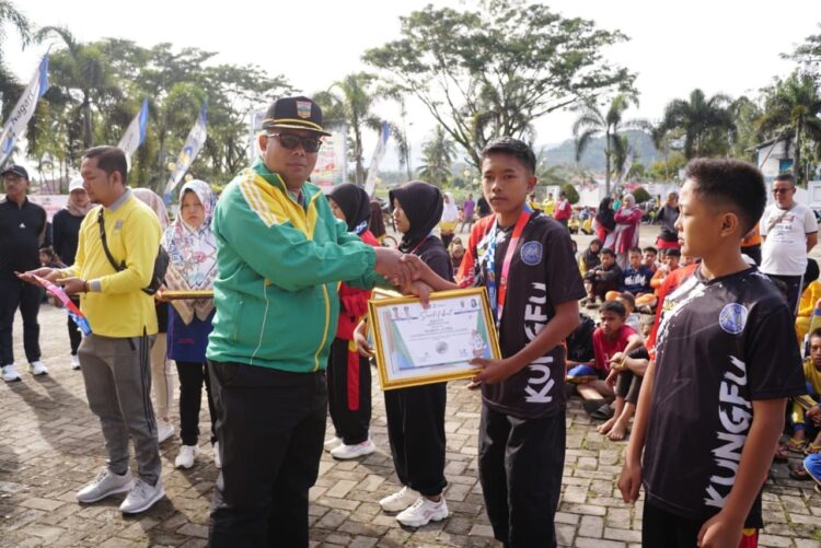 PERINGATI--Pemerintah Kabupaten Solok Selatan peringati Hari Olahraga Nasional (Haornas) ke -39 Tahun 2022 di Halaman Kantor Bupati Solok Selatan, Minggu (11/09).