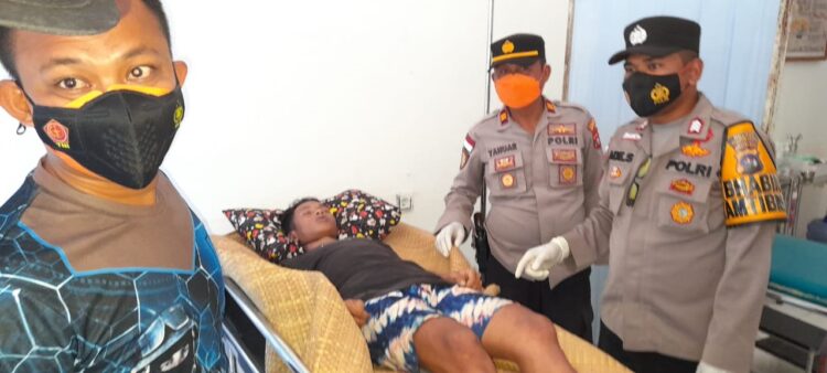 Bujangan Gantung Diri di Pohon Kakao di Kabupaten Kepulauan Mentawai 1 GANTUNG DIRI— Polisi melakukan olah TKP kasus bujangan yang gantung diri di pohon kakao.