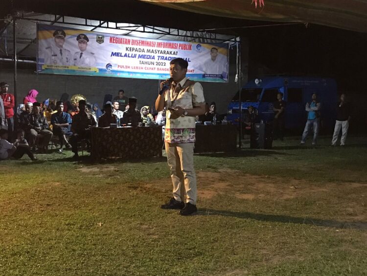 informasi publik—Kadis Kominfo Sijunjung, David Rinaldo menyampaikan program pembangunan daerah kepada masyarakat nagari melalui kegiatan deseminasi informasi publik.