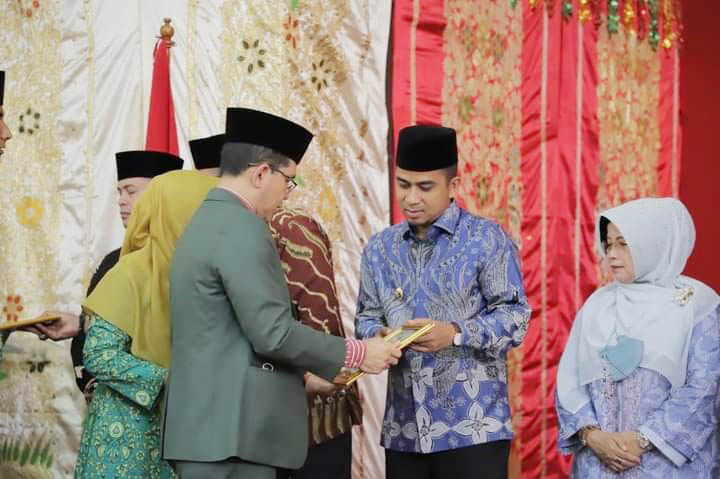 TIM PENILAI— Wakil Wali Kota Solok, Ramadhani Kirana Putra memperlihatkan brosur pada tim penilai.