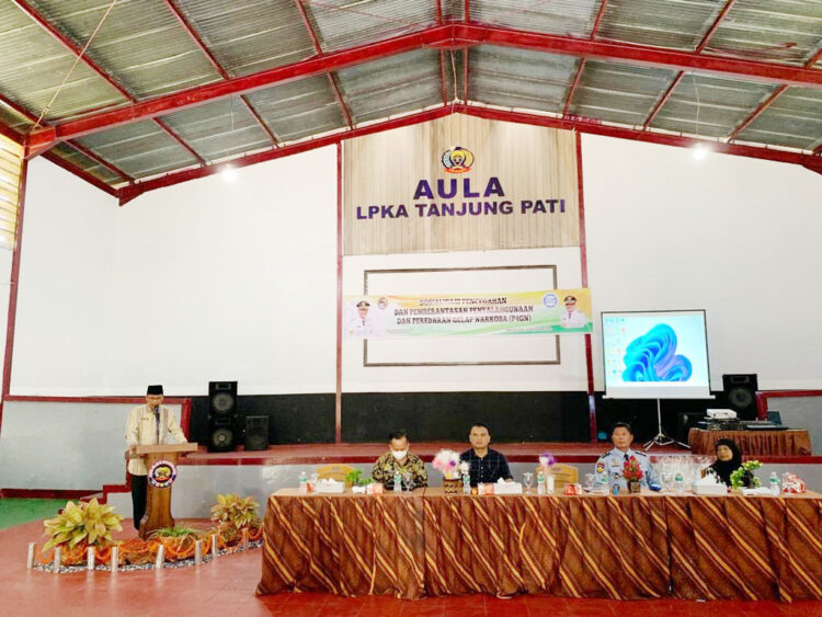 Remaja Rentan Narkoba, Kesbangpol LPK Gelar Sosialisasi P4GN di LP Anak Tanjung Pati 1 SOSIALISASI— Kepala Badan Kesbangpol Kabupaten Lima Puluh Kota H. Joni Amir, S.Sos, MM membuka sosialisasi Pencegahan, Pemberantasan Penyalahgunaan dan Peredaran Gelap Narkoba (P4GN ) bagi warga binaan Lembaga Pembinaan Khusus Anak (LPKA) Kelas II Tanjung Pati, Kamis (15/9).