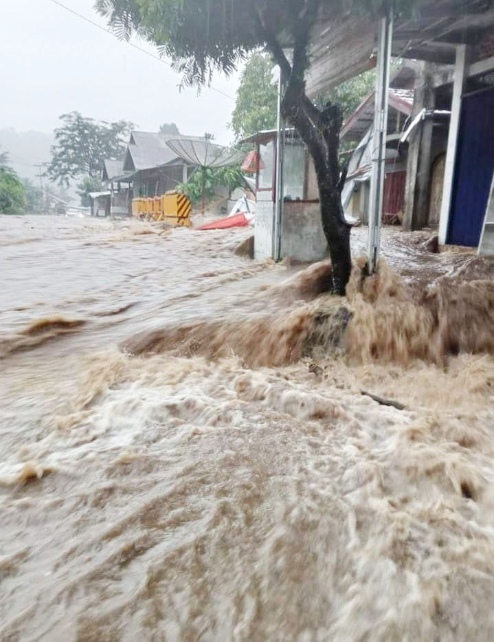 BANJIR BANDANG— Nagari Kajai diterjang banjir bandang akibat meluapnya tiga sungai di wilayah itu. Bahkan, dua unit Huntara korban gempa beserta isinya hanyut.