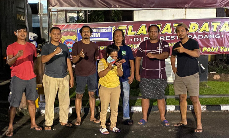 MUCIKARI— Pelaku WO yang berperan sebagai mucikari ditangkap jajaran Polresta Padang lantaran kedapatan menjual anak di bawah umur kepada lelaki hidung belang.