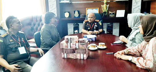 Terpidana Kasus Gula Label Non SNI Sutanto Setor Denda ke Kejari 1 SERAHKAN DENDA— Keluarga terpidana Xaveriandy Sutanto menyerahkan denda kepada pihak Kejaksaan Negeri Padang yang diterima langsung oleh Kepala Kejaksaan Negeri dan kepala seksi pidana umum.