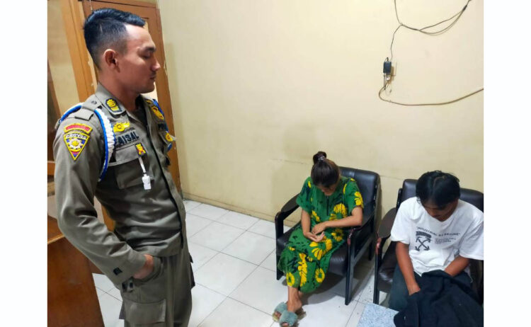 JALANI PEMERIKSAAN— Pasangan remaja, RA (18) dan PT (19) menjalani pemeriksaan di Mako Satpol PP Kota Padang, setelah digerebek warga saat berduaan dalam kamar kos, Minggu (25/9) dinihari WIB.