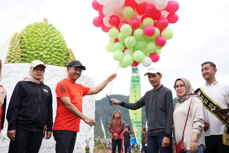 festival Durian Solsel-- Pemerintah kabupaten telah membuka secara resmi festival Durian Solok Selatan Tahun 2022 untuk kedua kalinya pada, Minggu (25/9).