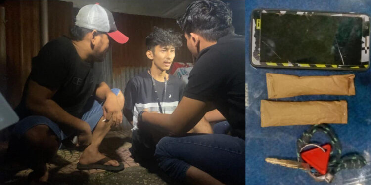 Duduk Santai di Motor, Pengedar Ganja Diciduk di Kota Padang 1 PENGEDAR GANJA— Pelaku Gio Trinanda (18) ditangkap Tim Rajawali Polresta Padang dengan barang bukti dua paket ganja.