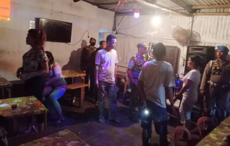 Tak Miliki KTP, 3 Wanita Diamankan di Kota Padang 1 DIAMANKAN— Tiga perempuan yang tidak memiliki Kartu Tanda Penduduk (KTP), serta sound sistem pemilik usaha diamankan Satpol PP Padang di sejumlah tempat karaoke di Kota Padang, Senin malam (26/9).