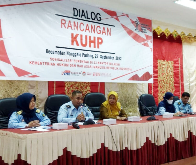 Penyuluh Hukum Kanwil Kemenkumham Sumbar, Jaring Aspirasi Masyarakatmelalui Dialog RUU KUHP 1 PENYULUHAN—Kanwil Kemenkumham Sumbar melalui Subbidang Penyuluhan Hukum, Bantuan Hukum, dan JDIH menggelar kegiatan “Penyuluhan Hukum Serentak berupa Dialog RUU KUHP” pada Selasa (27/9) di 3 Kampus di Kota Padang.