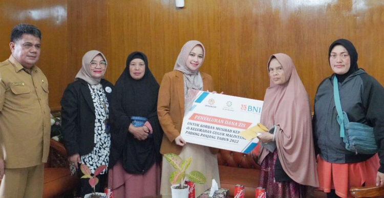 SERAHKAN SANTUNAN—Ketua Lembaga Koordinasi Kesejahteraan Sosial (LKKS), dr. Dian Puspita Fadly Amran, Sp.JP serahkan bantuan.