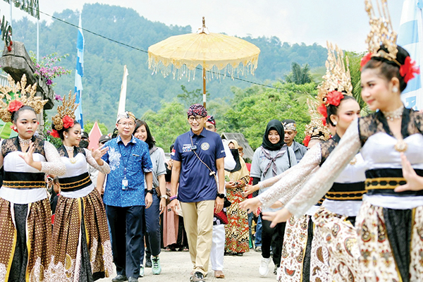 BERSAMA—Menparekraf Sandiaga Uno bersama Kepala Kanwil I BCA Cianjur Weminto Suryadi (berbatik biru) berkunjung ke Situs Gunung Padang, Padang, Kamis (22/9). Desa Wisata di Situs Gunung Padang Desa Mitra Bakti BCA yang turut menjadi bagian dari program ADWI 2022.