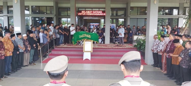Disemayamkan di Depan Kantor Wali Kota, Penghormatan Terakhir untuk Suwandel Muchtar 1 TERAKHIR—Penghormatan terakhir kepada almarhum Suwandel Muchtar, Wakil Wali Kota Payakumbuh Periode 2012-2017 dilaksanakan di depan kantor wali kota, Kamis (29/9).