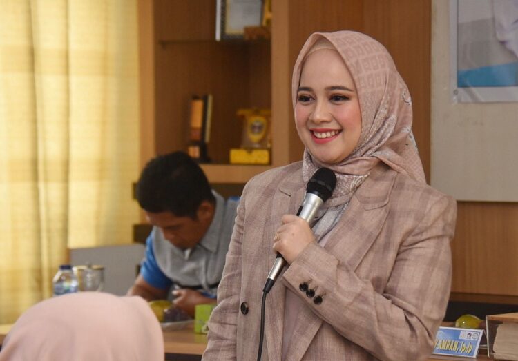 EDUKASI—Ketua TP-PKK Kota Padang Panjang dr. Dian Puspita Fadly, Sp.JP saat berikan edukasi tentang penyakit jantung.