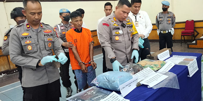 2 Anak Alami Trauma usai Saksikan Ayah Bantai Ibu 1 PRESS RELEASE—Kapolres Sijunjung, AKBP M Ikhwan Lazuardi menghadirkan pelaku Dasril (40) dan memperlihatkan barang bukti terkait kasus pembunuhan istrinya.
