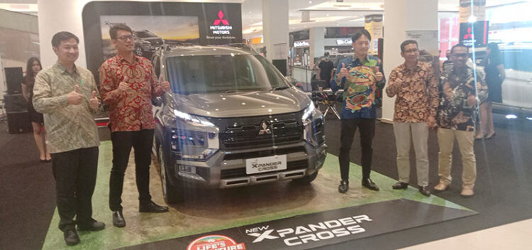 launching— New Xpander Cross dilaunching PT Mitsubishi Motors Krama Yudha Sales Indonesia (MMKSI) melalui PT. Suka Fajar Padang sebagai main dealer Mitsubishi Motors. Nobusuke Mori selaku Manager of Product Marketing Planning Department PT MMKSI yang didampingi Branch Manager PT. Suka Fajar Jimmi Rustam, Budiawan Arief Nugroho Area Coordinator Region 3 PT MMKSI, Abdi Gaffar Head Promotion Event Selection PT. MMKSI dan Trisetyo Hadi Bussines Manager PT. DIPO Padang, di Transmart Padang, Kamis (1/9).