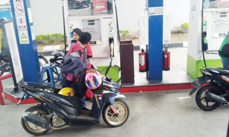 KENAIKAN BBM— Pascakenaikan BBM oleh pemerintah pada 3 September lalu, aktivitas pembelian BBM di sejumlah SPBU di Kota Padang berjalan normal. Pembelian BBM pun sudah memakai aplikasi MyPertamina.