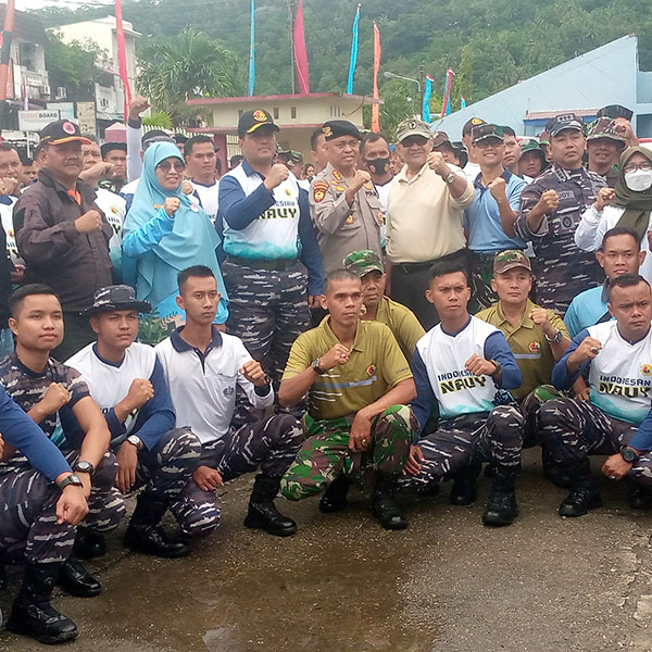 FOTO BERSAMA—Sebelum aksi bersih pantai, Danlantamal II Laksamana Pertama TNI Endra Sulistiyono foto bersama.