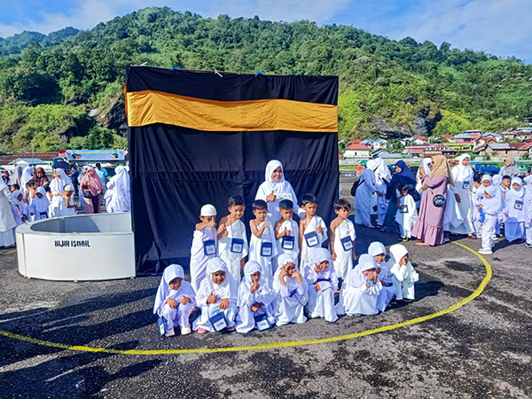 MANASIK HAJI—Murid TK Islam Jihad Kota Padangpanjang Kloter 19 saat menjalankan peragaan manasik haji Kota Padangpanjang tahun 2022 di GOR Bancah Laweh Padangpanjang.