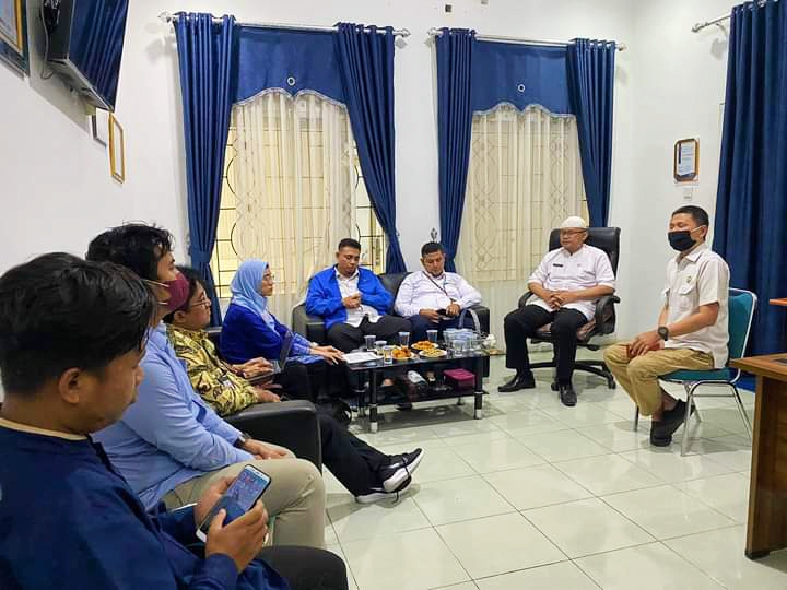 PERTEMUAN—Pertemuan Kadis Kominfo Ampera Salim dengan pihak PT. Inovasi Sistem Teknologi, Kamis (22/9) sebagai antisipasi pengamanan data center Pemko Padangpanjang.