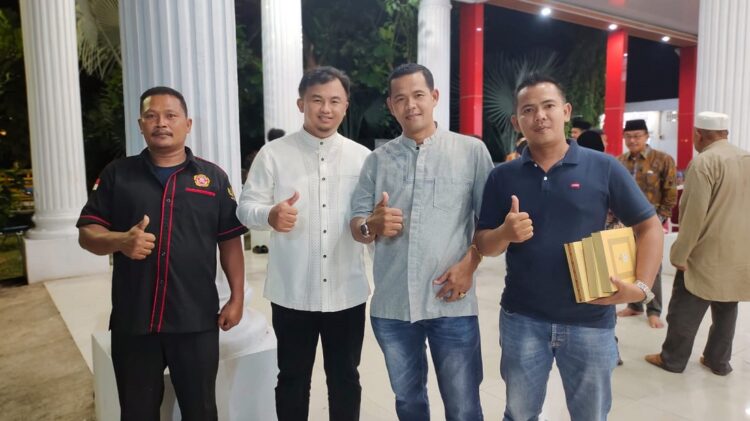 PERJUANGKAN ASPIRASI PEMUDA— Irzal Rianto (dua dari kanan) bersama Bupati Dharmasraya Sutan Riska Tuanku Kerajaan saat Pilkada 2020 lalu.