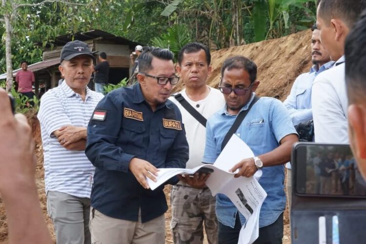 Jembatan Tapian Kelambu Dibangun lagi, Penghubung Jorong Baringin Sakti Menuju Gunuang Saribu 1 PEMBANGUNAN JEMBATAN— Bupati Tanahdatar Eka Putra melakukan koordinasi dengan pengembang dalam menata pembangunan jembatan Tapian Kelambu .