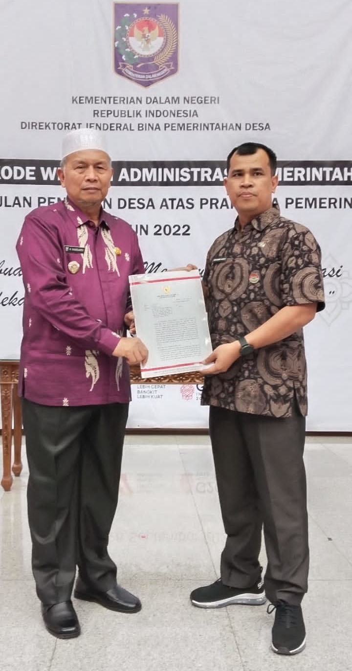 ADMINISTRASI NAGARI— Bupati Pasbar H.Hamsuardi menerima secara simbolis, Kode administrasi Nagari dari Wakil Mendagri.