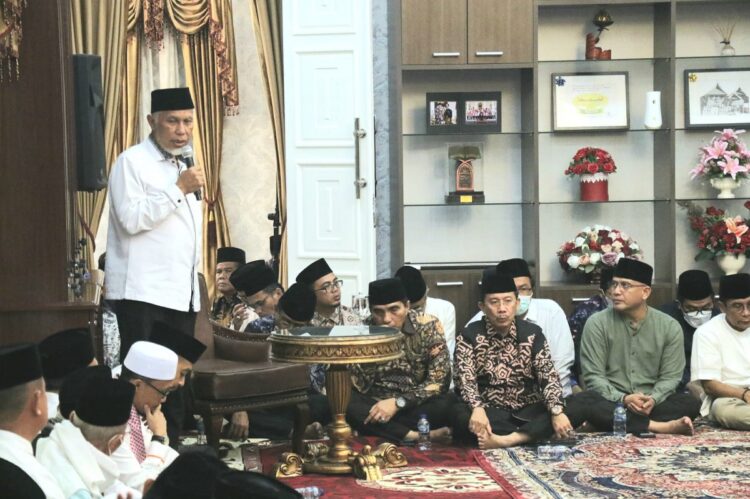 SAMBUTAN—Mahyeldi berikan sambutan saat pejabat kepala OPD lingkup Pemerintahan Provinsi Sumatera Barat (Sumbar) beserta sejumlah tokoh masyarakat dan ulama, takziah ke rumah dinas Gubernur Sumbar, Kamis (8/9) malam.