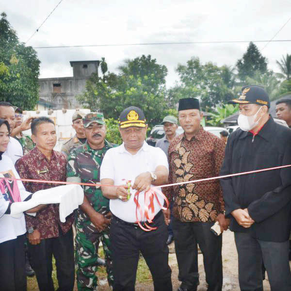 GUNTING PITA— Sekda Agam Edi Busti melakukan pengguntingan pita pencanangan Nagari Kampung Pinang sebagai Kampung Pancasila, Kamis (1/9).