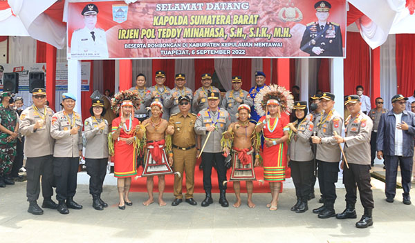 KUNKER— Kapolda Sumbar Irjen Pol Teddy Minahasa saat kunjungan kerja ke Kabupaten Kepulauan Mentawai.