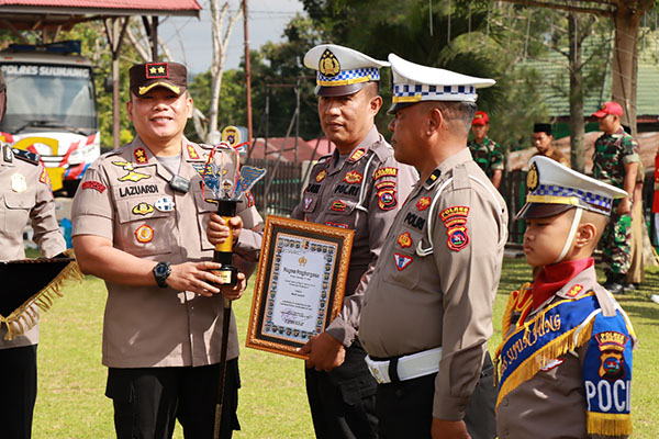 Kapolres Sijunjung AKBP M.Ikhwan Lazuardi memberikan apresiasi dan reward kepada sejumlah pihak yang telah menorehkan prestasi untuk Kabupaten Sijunjung.