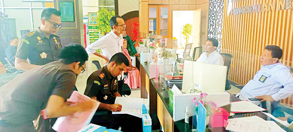 PENYERAHAN MEMORI— Kasi Pidus Kejari Pariaman Yandi Mustiqa dan tim menyerahkan memori Kasasi Kasus Korupsi Pembebasan Lahan Tol Padang - Pekanbaru di PTSP Pengadilan Tipikor pada Pengadilan Negeri  kelas 1 A Padang, Senin ( 19/9).